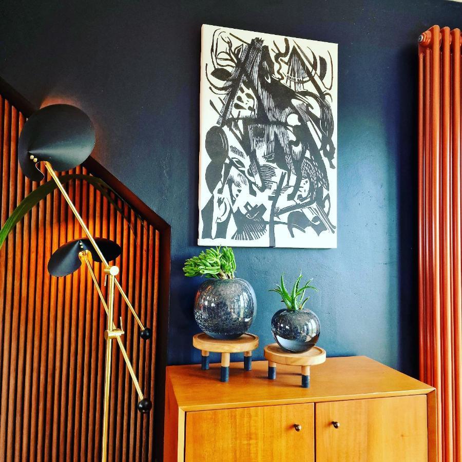 New Amazing The Black Wolf Suite The Grumpy Schnauzer B&B 에어드리 외부 사진